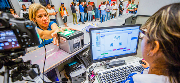 Incorporan comprobación de huella dactilar a control de salida de peruanos por el CEBAF Incorporan comprobación de huella dactilar a control de salida de peruanos por el CEBAF