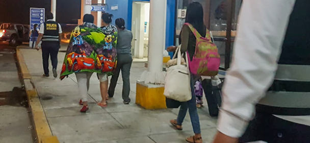 MIGRACIONES expulsó a extranjeras que intentaron burlar a inspectores con falso embarazo MIGRACIONES expulsó a extranjeras que intentaron burlar a inspectores con falso embarazo